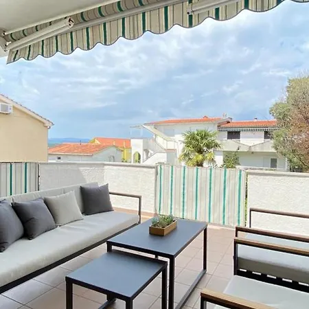 Sunny Apt Krk 800mt From Sea Apartamento